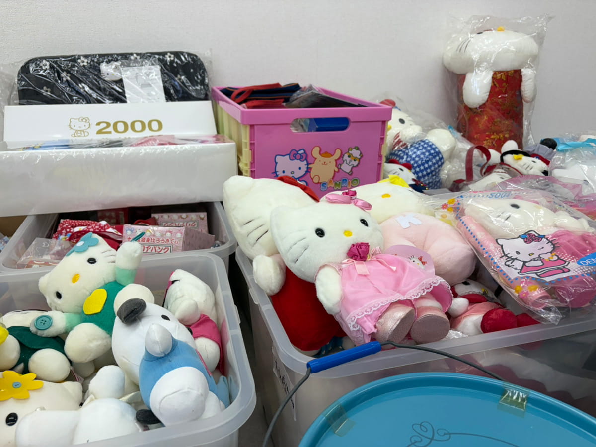 キティちゃんのぬいぐるみやコレクショングッズ